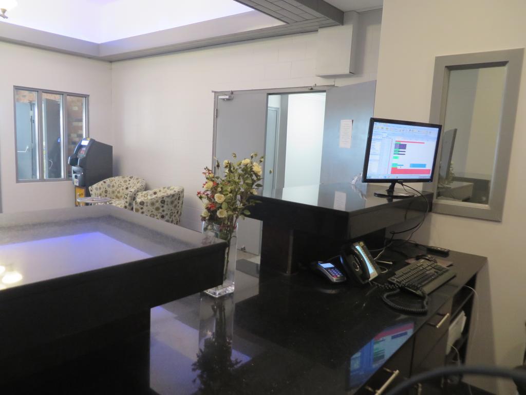 Travelodge By Wyndham Rosetown Bagian luar foto