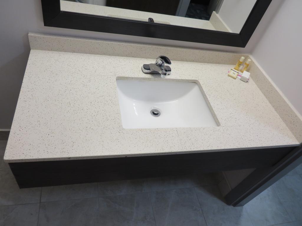 Travelodge By Wyndham Rosetown Bagian luar foto